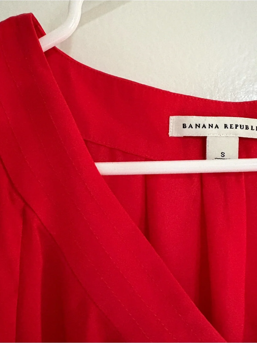 Banana Republic Red V-Neck Puff-Sleeve Blouse